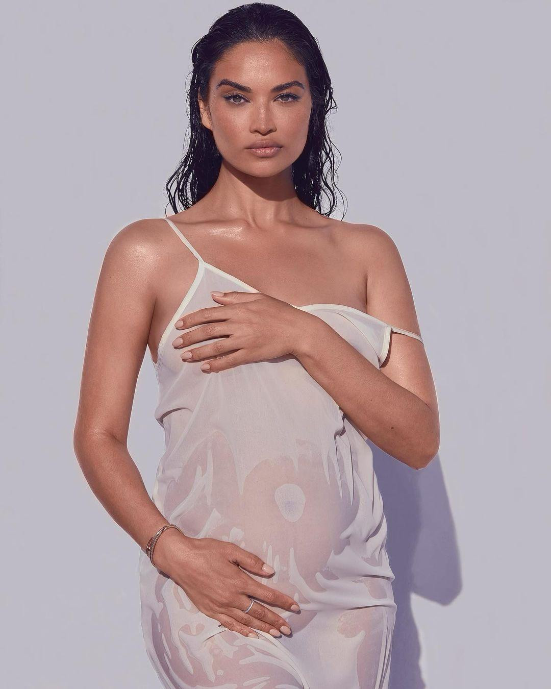 Trong "tâm thư" dài, người đẹp 31 tuổi cho biết đã chờ đợi em bé này từ lâu, đến mức tưởng chừng như mất hết sự nhẫn nại. "Thời điểm phải đúng và mẹ có thể tự tin nói rằng mẹ sẵn sàng trở thành người dẫn đường, người bảo vệ và người bạn tốt nhất của con. Mỗi tháng trôi qua trong hành trình mang thai quý giá này, mẹ đang học được vai trò mà một người mẹ cần có", cô trải lòng.