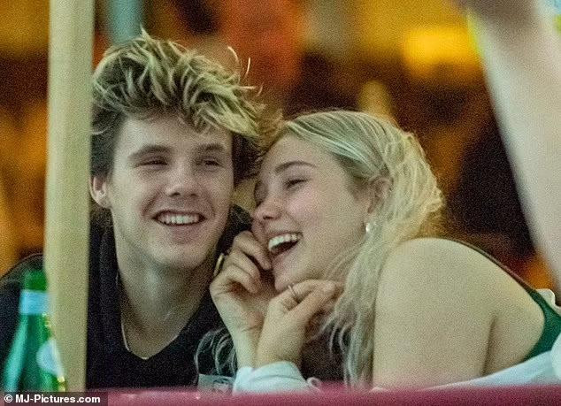 &quot;Họ là một cặp đôi thực sự đáng yêu. Cô ấy rất dễ thương và hài hước. Cô ấy không bị lung lay bởi sự nổi tiếng và xuất thân của Cruz. Mới chỉ là những ngày đầu, nhưng Cruz có vẻ say mê Tana&quot;, nguồn tin tiết lộ với The Sun.