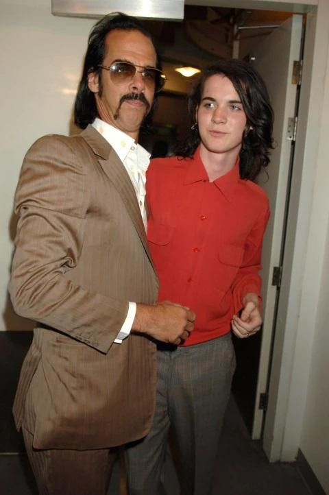 Jethro Lazenby là con ngoài giá thú của Nick Cave. Jethro Lazenby là con ngoài giá thú của Nick Cave.