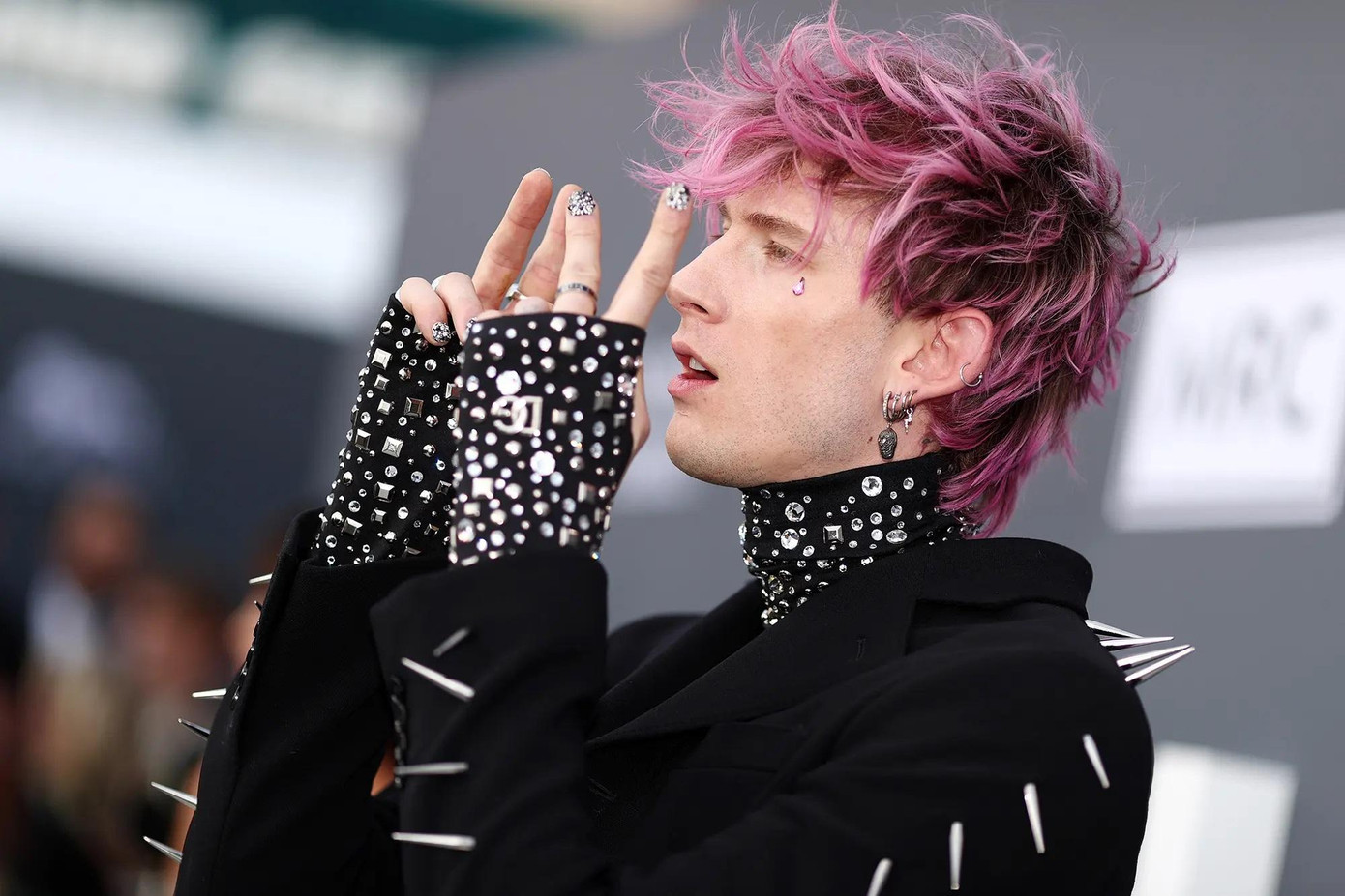 Móng tay luôn là một phần không thể thiếu trong phong cách thời trang của MGK. Móng tay luôn là một phần không thể thiếu trong phong cách thời trang của MGK.