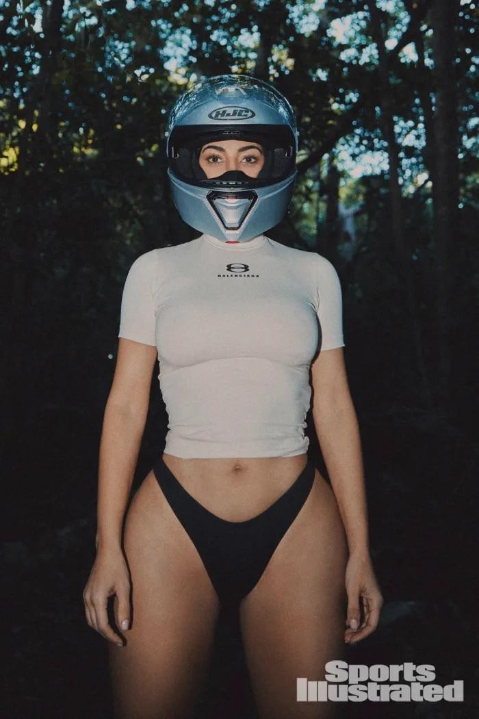 Bên cạnh đó, dù công việc bận rộn, &quot;siêu vòng ba nước Mỹ&quot; không ngừng trau dồi học thức. Cô hiện đang theo học khóa học luật kéo dài 4 năm với mục tiêu lấy được bằng luật sư như cha ruột.