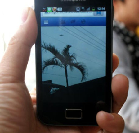 Chiếc điện thoại và bức ảnh em Đạt tình cờ chụp được đĩa bay 