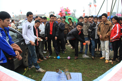 Một số trò chơi trong lễ hội. Ảnh: Trường Phong