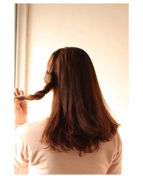 Để xõa tóc và chải mượt Lấy một phần tóc bên trái tết xuôi xuống Sau đó cột lại bằng chun hơi lệch sang bên cho điệu nhé! Tiếp theo, bạn tách đôi tóc ra và lộn phần đuôi tóc lên trên rồi luồn xuống dưới Phần đuôi tóc cuốn gọn lại hướng lên trên và lấy kẹp tăm, ghim chắc Và đây là kết quả của chúng ta. Hãy sử dụng thêm những phụ kiện như nơ, kẹp hoa xinh xắn để cài lên tóc. Để xõa tóc và chải mượt Lấy một phần tóc bên trái tết xuôi xuống Sau đó cột lại bằng chun hơi lệch sang bên cho điệu nhé! Tiếp theo, bạn tách đôi tóc ra và lộn phần đuôi tóc lên trên rồi luồn xuống dưới Phần đuôi tóc cuốn gọn lại hướng lên trên và lấy kẹp tăm, ghim chắc Và đây là kết quả của chúng ta. Hãy sử dụng thêm những phụ kiện như nơ, kẹp hoa xinh xắn để cài lên tóc.