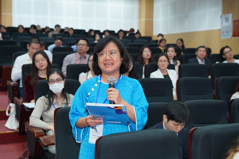 Nhà khoa học nước ngoài chia sẻ tại Hội thảo