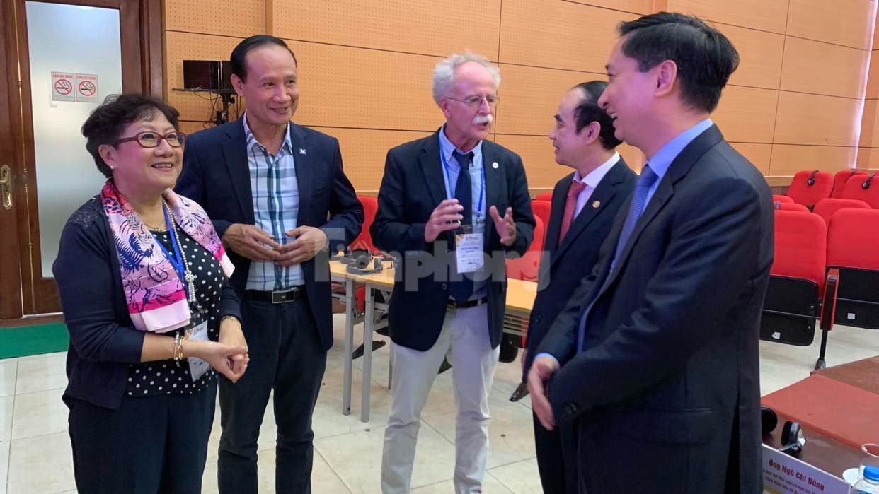 TS, BS Đào Thu Hà (ngoài cùng bên trái), Chủ tịch Liên đoàn y tế Pháp – Việt cùng đồng nghiệp đã có bài trình bày lịch sử lâu dài và các sự kiện hiện tại của Hội hữu nghị Y khoa Pháp - Việt. Ảnh: Nghiêm Huê