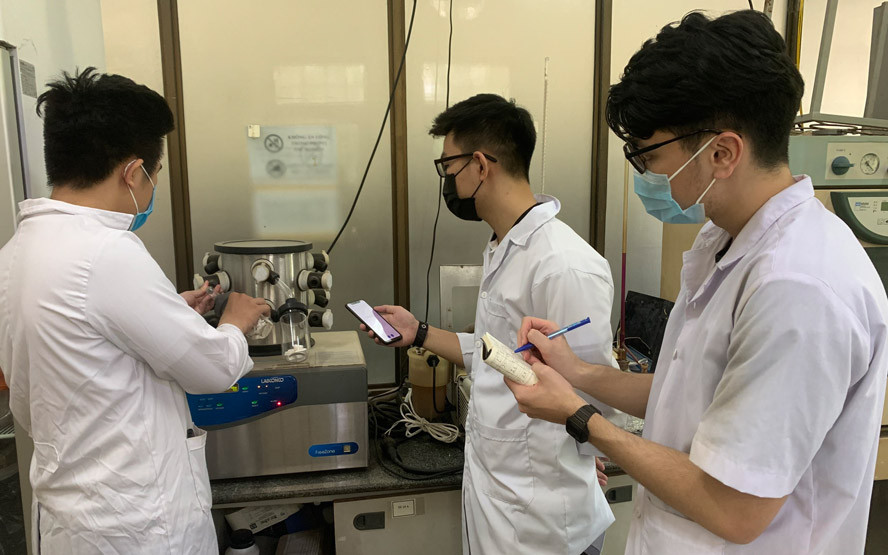 Sinh viên nghiên cứu khoa học. Ảnh: minh họa Sinh viên nghiên cứu khoa học. Ảnh: minh họa