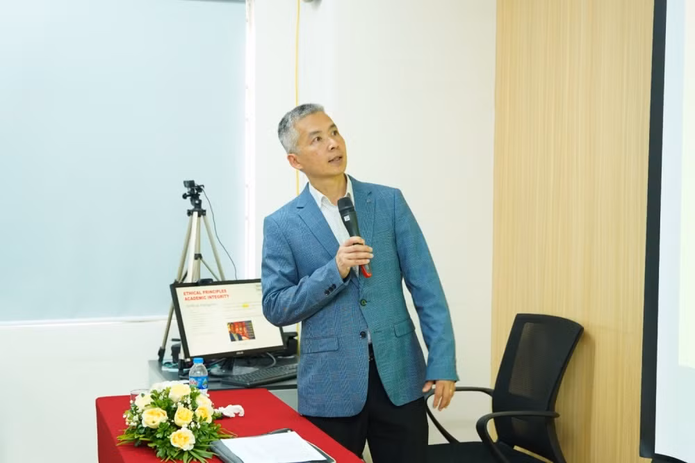 TS Đặng Xuân Thu trình bày chuyên đề tại Hội thảo TS Đặng Xuân Thu trình bày chuyên đề tại Hội thảo