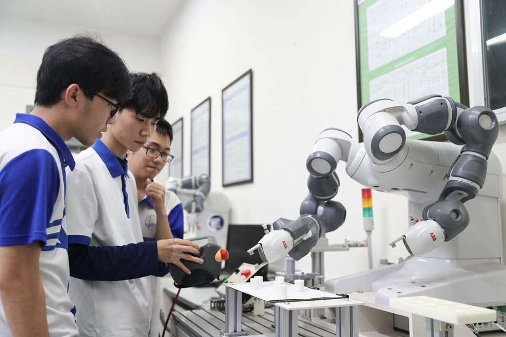 SV Trường ĐH Công nghệ, ĐH Quốc gia Hà Nội với tiết học cùng robot SV Trường ĐH Công nghệ, ĐH Quốc gia Hà Nội với tiết học cùng robot