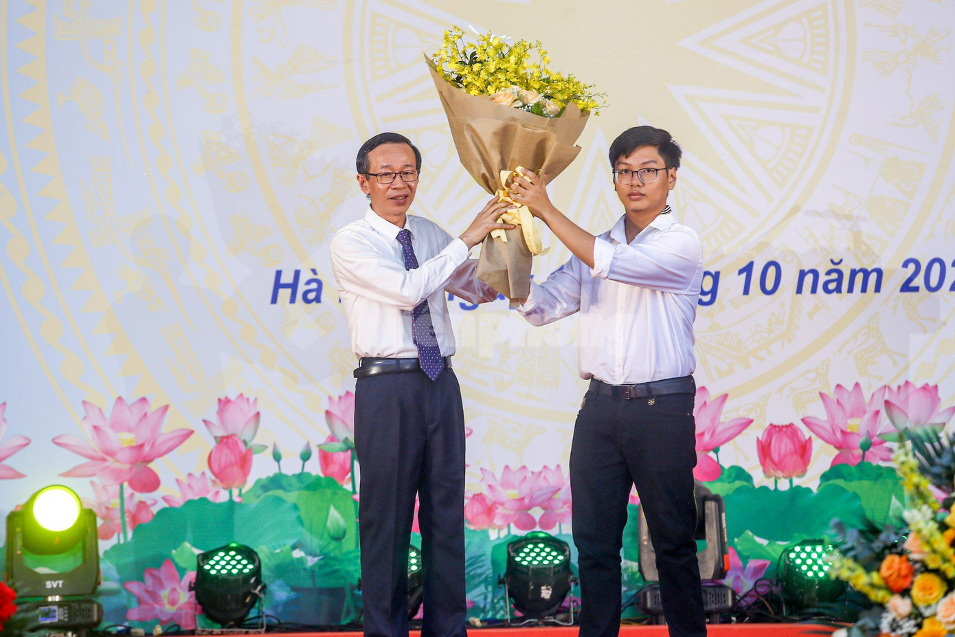 Đinh Cao Sơn (bên phải) nhận bó hoa chúc mừng từ Hiệu trưởng Trường ĐH Sư phạm Hà Nội, GS.TS Nguyễn Văn Minh. Ảnh: Duy Phạm Đinh Cao Sơn (bên phải) nhận bó hoa chúc mừng từ Hiệu trưởng Trường ĐH Sư phạm Hà Nội, GS.TS Nguyễn Văn Minh. Ảnh: Duy Phạm