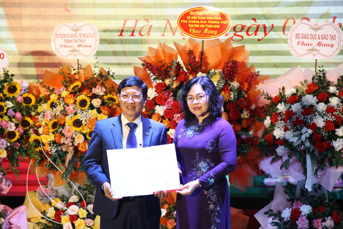 Thứ trưởng Ngô Thị Minh (bên phải) trao quyết định cho PGS.TS Đào Đăng Phượng Thứ trưởng Ngô Thị Minh (bên phải) trao quyết định cho PGS.TS Đào Đăng Phượng