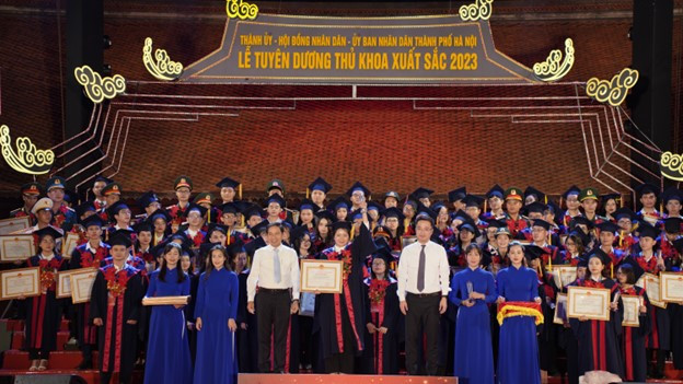 Thanh Viên trong (đứng giữa cầm bằng khen) trong lễ tuyên dương thủ khoa tốt nghiệp xuất sắc của Hà Nội