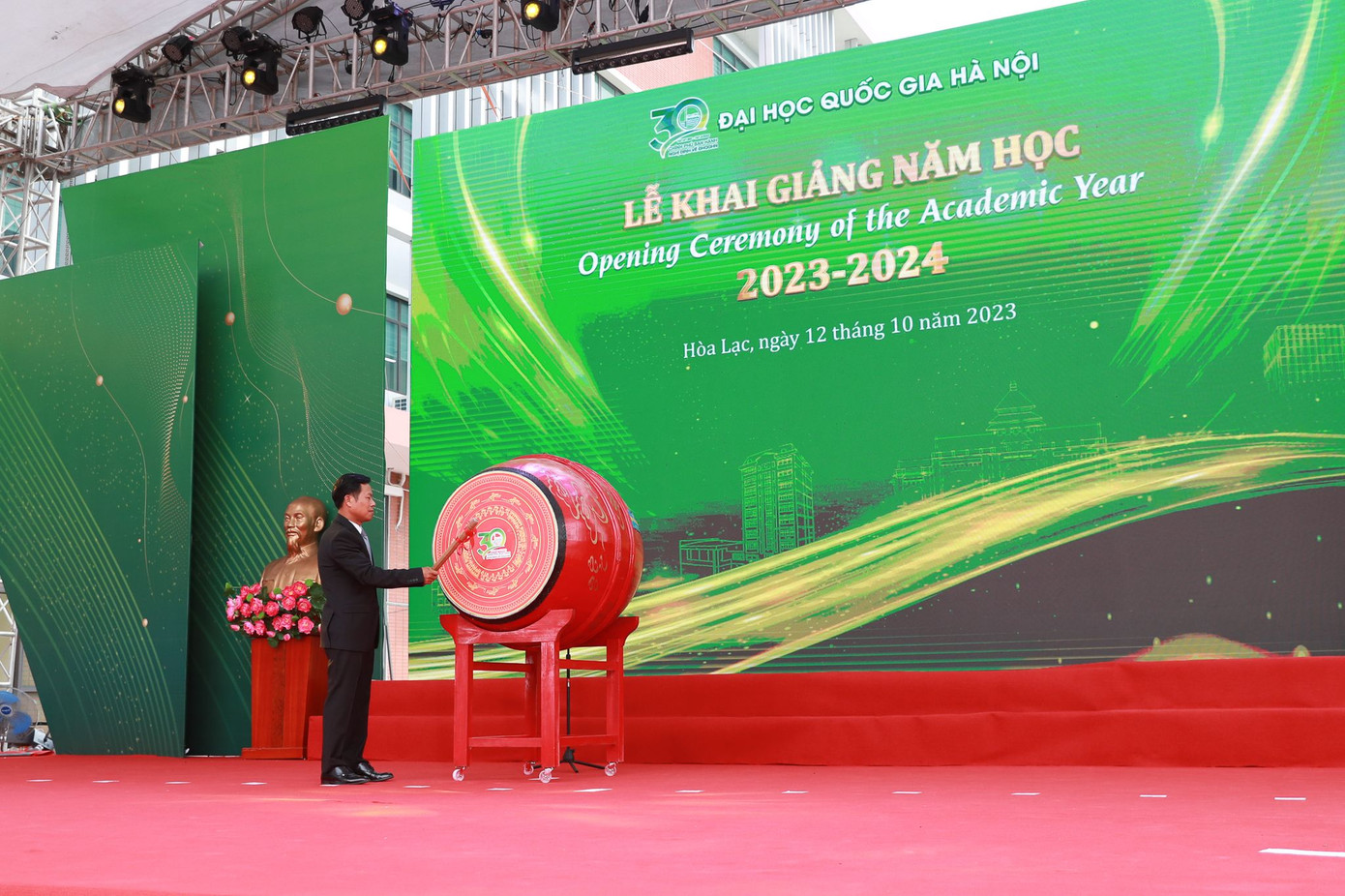 GS. TS Lê Quân, Giám đốc ĐHQGHN đánh trống khai giảng năm học mới GS. TS Lê Quân, Giám đốc ĐHQGHN đánh trống khai giảng năm học mới