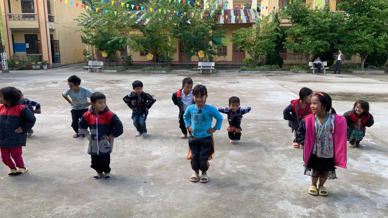 Tiết học giáo dục thể chất của học sinh Trường Phổ thông Dân tộc Bán trú Tiểu học và THCS Làng Nhì, Trạm Tấu. Ảnh: Nghiêm Huê Tiết học giáo dục thể chất của học sinh Trường Phổ thông Dân tộc Bán trú Tiểu học và THCS Làng Nhì, Trạm Tấu. Ảnh: Nghiêm Huê