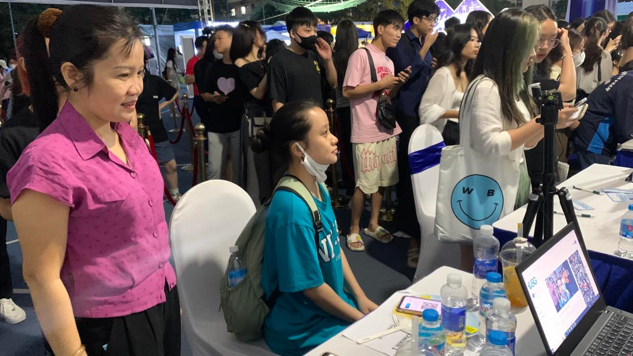 Bùi Phương Lan (áo xanh) check in nhận quà của Ban tổ chức. Ảnh: Nghiêm Huê.