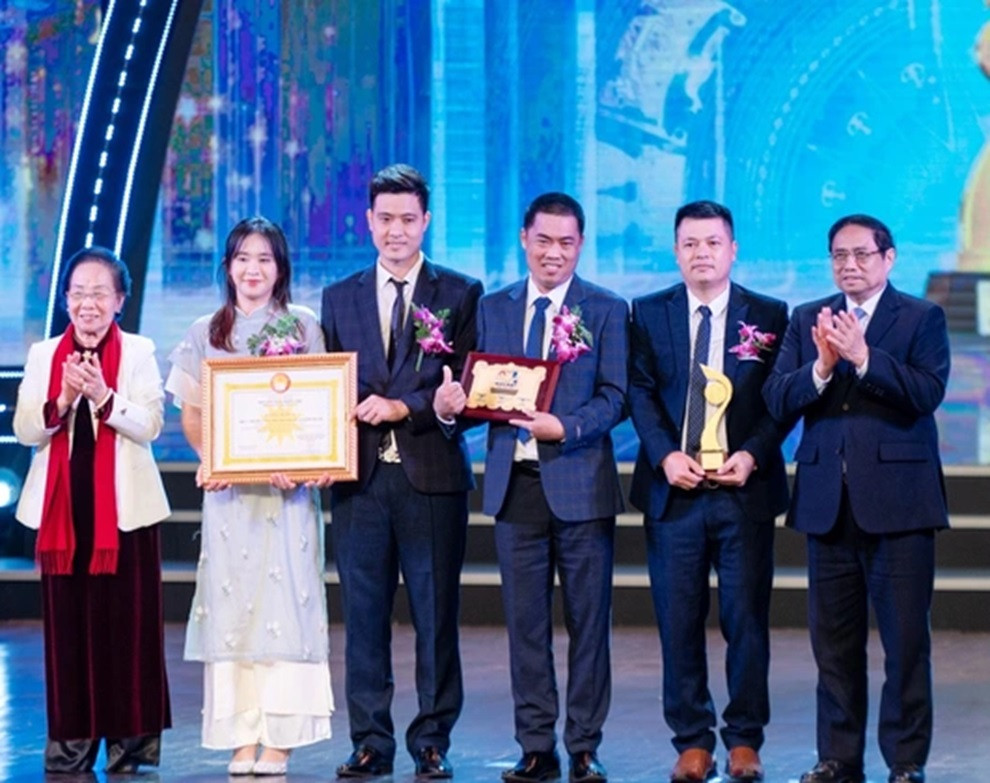 Thủ tướng Phạm Minh Chính và nguyên Phó chủ tịch nước Nguyễn Thị Doan trao giải Nhất lĩnh vực Công nghệ số cho các tác giả Thủ tướng Phạm Minh Chính và nguyên Phó chủ tịch nước Nguyễn Thị Doan trao giải Nhất lĩnh vực Công nghệ số cho các tác giả