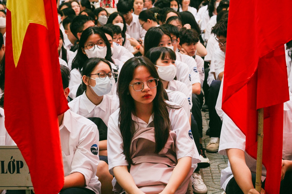 Học sinh Trường THPT chuyên Ngoại ngữ Học sinh Trường THPT chuyên Ngoại ngữ