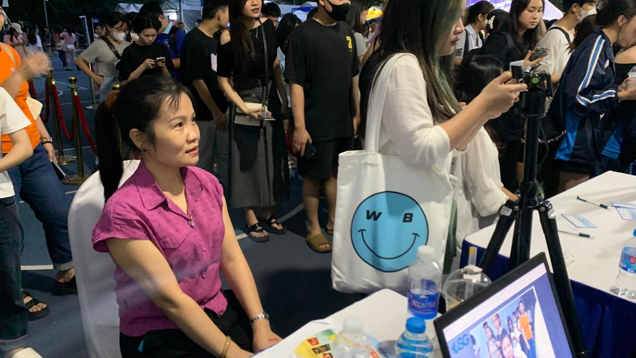 Chị Trần Thị Thủy Thanh trải nghiệm công nghệ eKYC (nhận diện gương mặt). Ảnh: Nghiêm Huê.