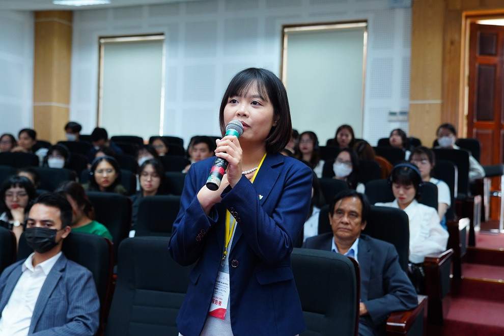 Đại biểu chia sẻ tại Hội thảo Đại biểu chia sẻ tại Hội thảo