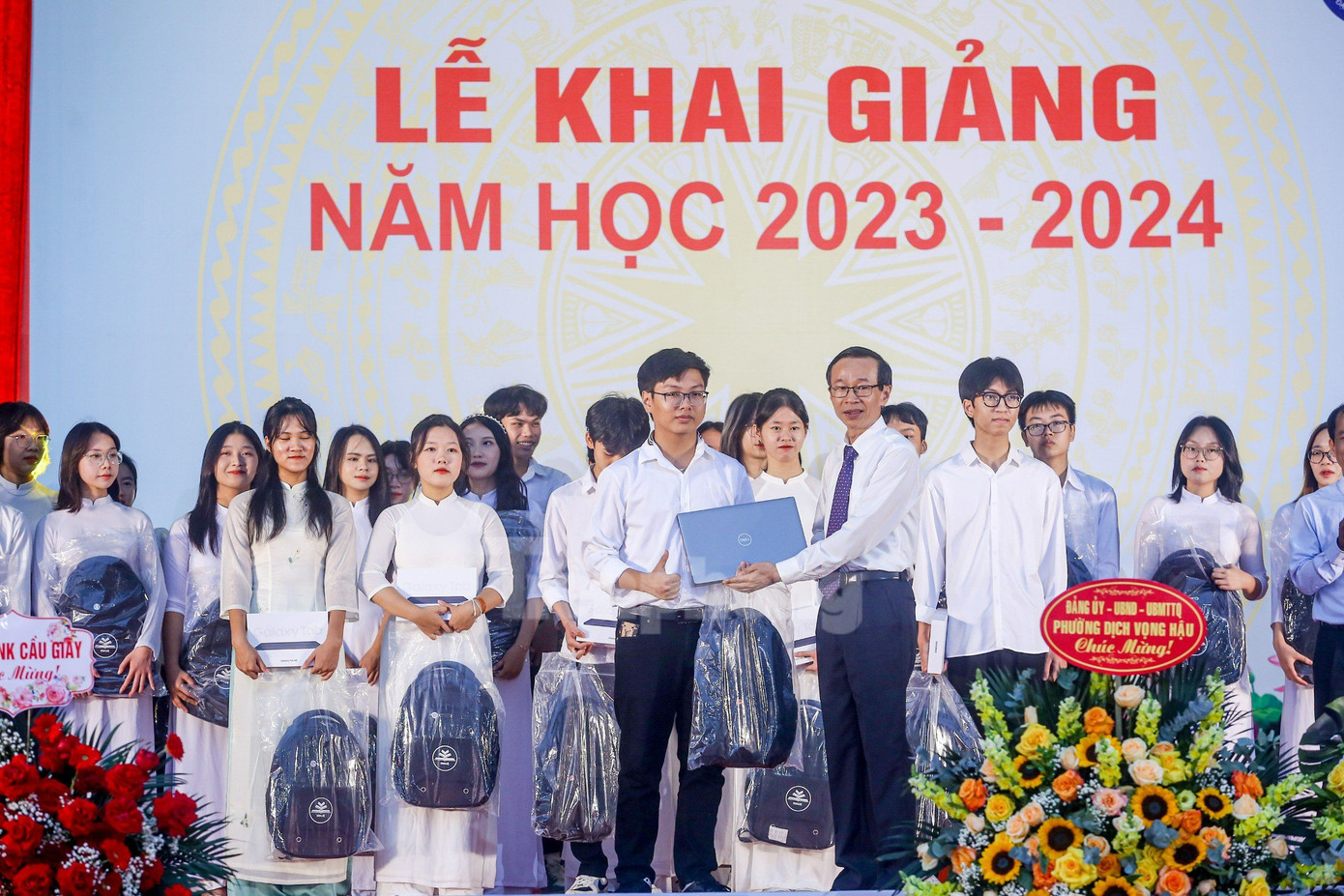 GS. TS Nguyễn Văn Minh, Hiệu trưởng Trường ĐH Sư phạm Hà Nội (người đeo cà vạt) trao phần thưởng cho các tân sinh viên có thành tích xuất sắc. Ảnh: Duy Phạm GS. TS Nguyễn Văn Minh, Hiệu trưởng Trường ĐH Sư phạm Hà Nội (người đeo cà vạt) trao phần thưởng cho các tân sinh viên có thành tích xuất sắc. Ảnh: Duy Phạm