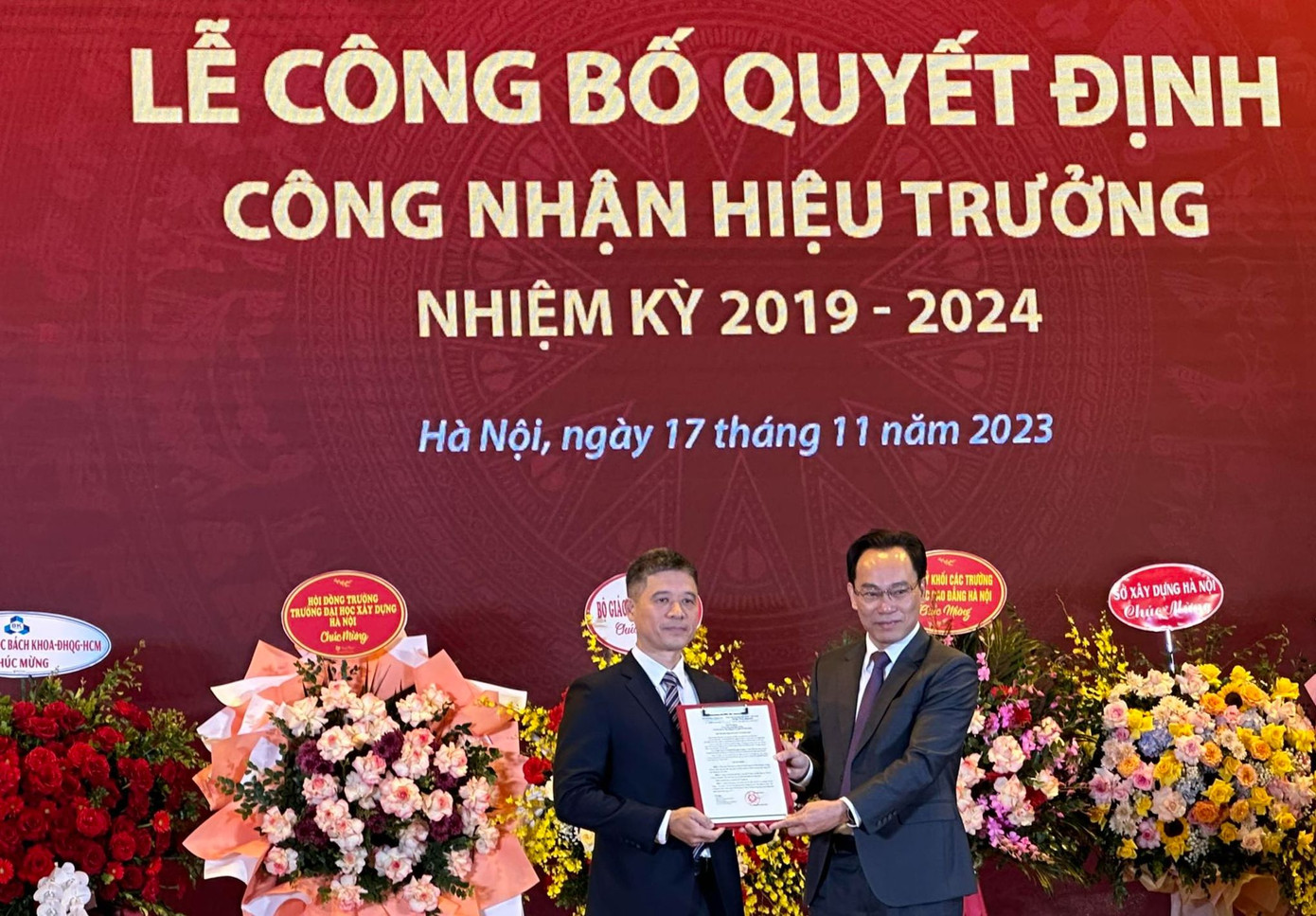 PGS. TS Hoàng Tùng (người bên trái) nhận quyết định Bổ nhiệm Hiệu trưởng Trường Đại học Xây dựng Hà Nội