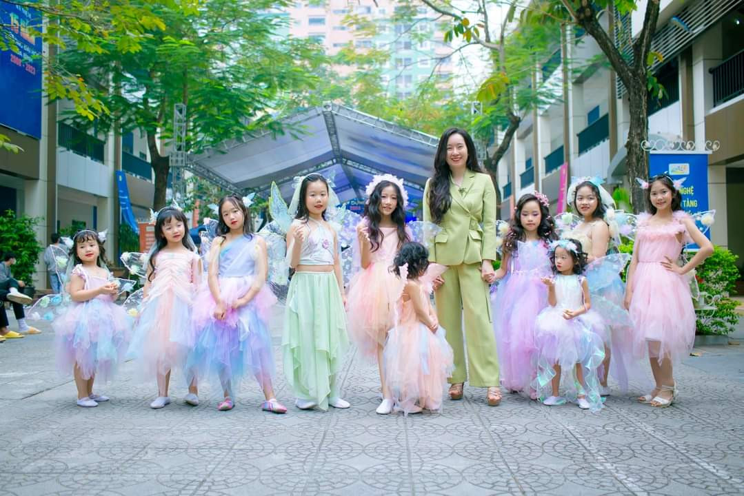 Trang phục của các em nhỏ được thiết kế từ vải vụn của sinh viên khoa Mỹ thuật công nghiệp &amp; Kiến trúc