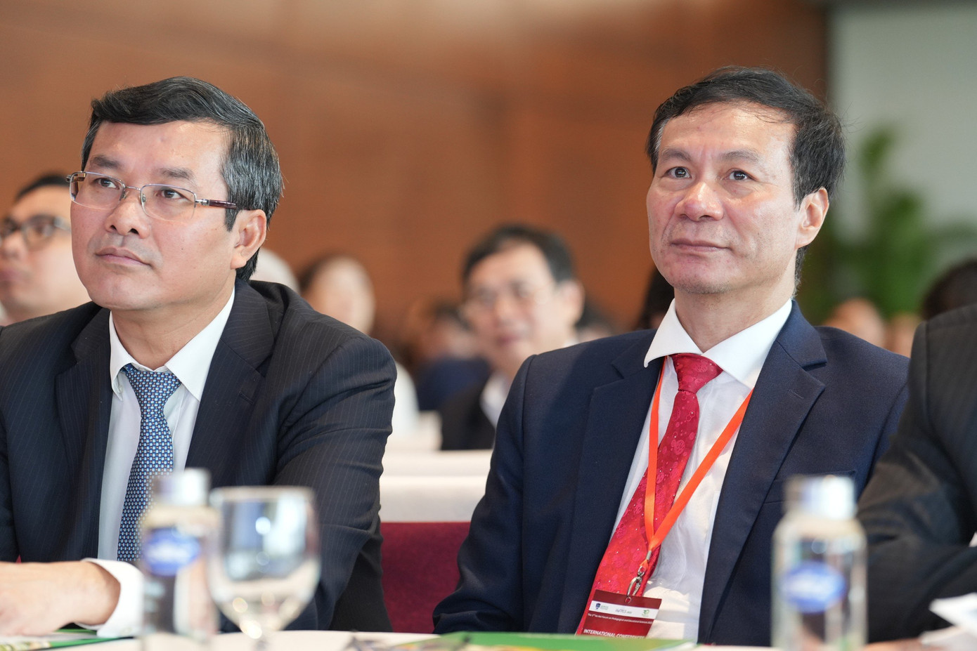 Thứ trưởng Bộ GD&amp;ĐT Nguyễn Văn Phúc (bên trái) tham dự phiên khai mạc của HaFPES 2023