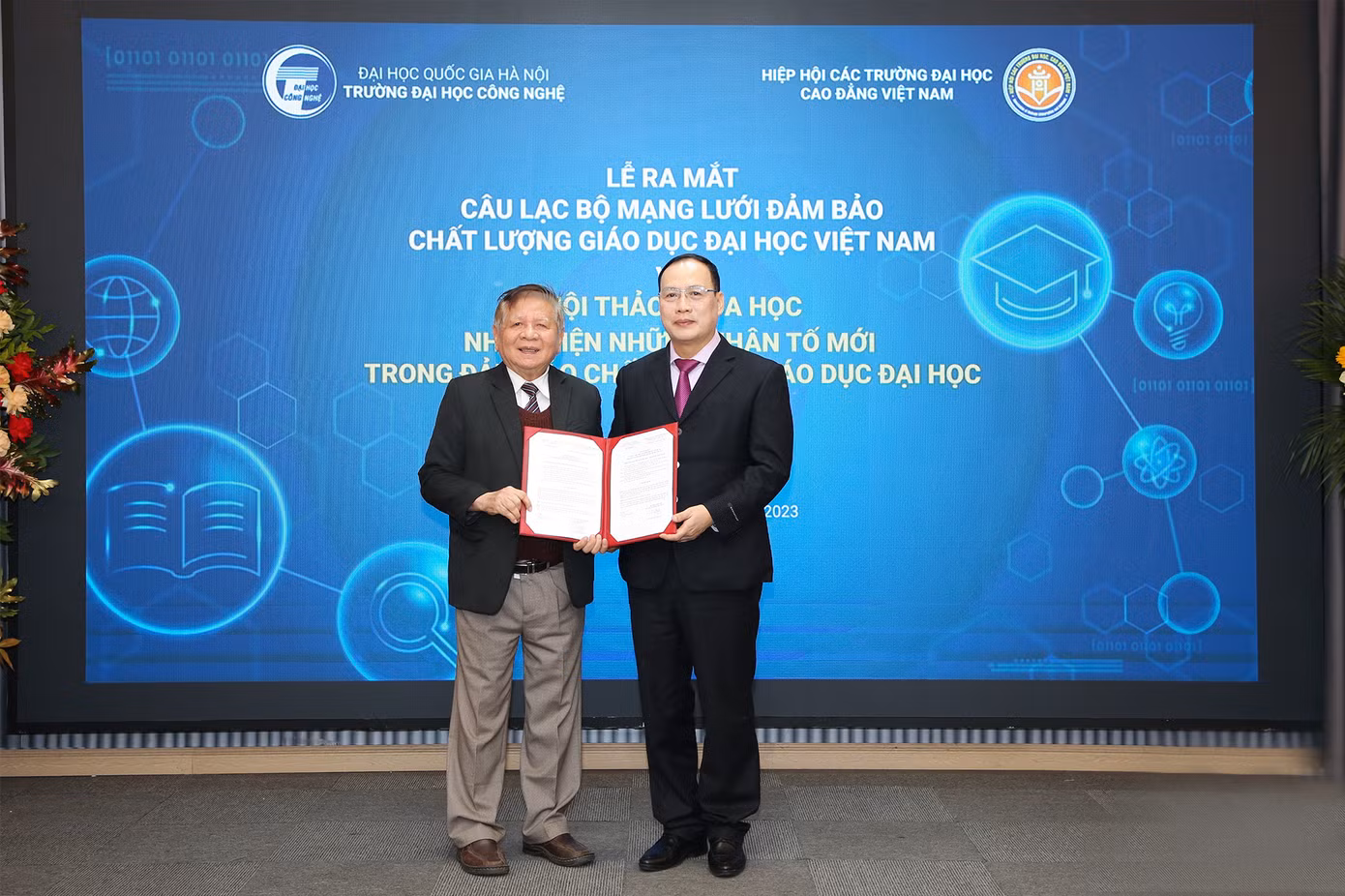 GS.TSKH Nguyễn Đình Đức (người bên phải) nhận Quyết định thành lập Câu lạc bộ