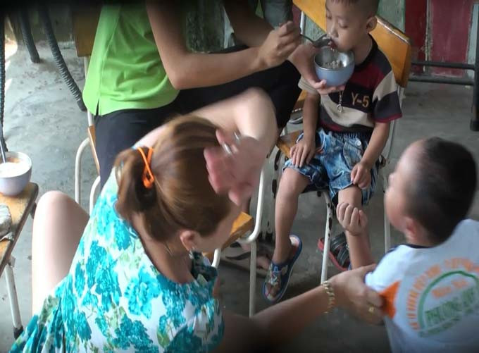 Và nếu cháu nào không ăn cháo kịp thì sẽ... ăn đòn. Và nếu cháu nào không ăn cháo kịp thì sẽ... ăn đòn