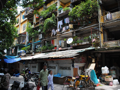 Nhà C8 Giảng Võ đã xuống cấp nguy hiểm. Ảnh: Minh Tuấn