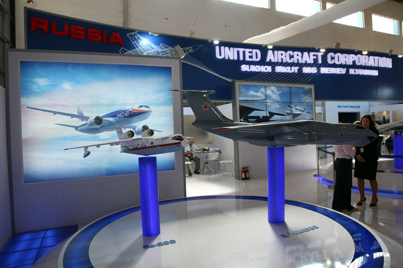 Khu triển lãm của Nga chiếm diện tích 850m2. Trong cuộc triển lãm có sự tham gia của 37 tổ chức Nga, các nhà phát triển và nhà sản xuất kỹ thuật hàng không và vũ khí. Ấn Độ là khách hàng truyền thống của các thiết bị quân sự Nga. Hàng không chiếm phần quan trọng trong các đơn hàng của Ấn Độ. Ngoài ra, Ấn Độ là một đối tác quan trọng đối với Nga trong lĩnh vực chế tạo máy bay quân sự và dân sự