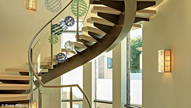 Màu sắc bên trong ngôi biệt thự được kết hợp rất hài hòa