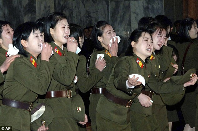 Nữ binh khóc tiễn biệt ông Kim Jong Il trong cung tưởng niệm. Ảnh: AP