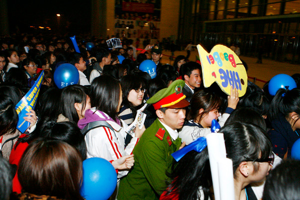 Sát giờ diễn hàng trăm fan chén lấn vượt qua mấy hàng rào bảo vệ để xông vào tình trạng hết sức hỗn loạn, làm lực lượng an ninh một phen vất vả