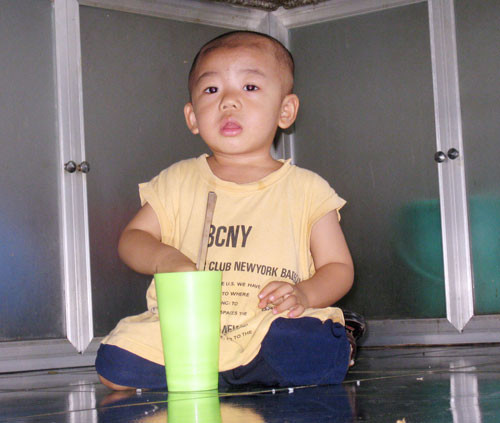 Bé Lê Tuấn Khang (21 tháng tuổi) bị bảo mẫu Lý đè đầu đánh rất nhiều vào lưng khi cho ăn. Bé Lê Tuấn Khang (21 tháng tuổi) bị bảo mẫu Lý đè đầu đánh rất nhiều vào lưng khi cho ăn