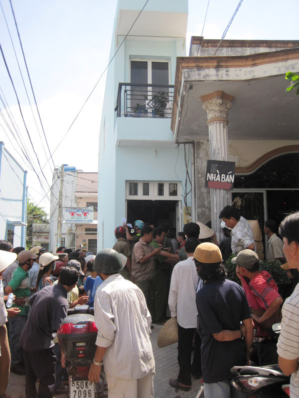 Thi thể nạn nhân được công an đưa ra khỏi hiện trường.