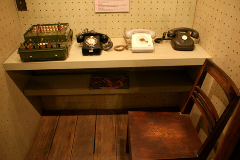 Tại đây cũng được ngăn thành 4 phòng nhỏ, được trang bị bộ đàm để liên lạc giữa các Tổng, Bộ.... Tại đây cũng được ngăn thành 4 phòng nhỏ, được trang bị bộ đàm để liên lạc giữa các Tổng, Bộ...