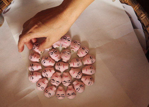 Mỗi động tác hay sự sắp xếp dù nhỏ đều thể hiện sự tinh tế của người nghệ nhân.