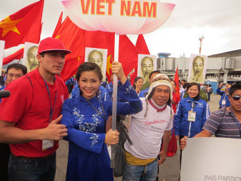 Rất đông người thích chụp ảnh với đoàn Việt Nam