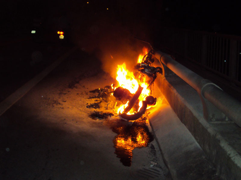 Chiếc xe đang cháy trên cầu