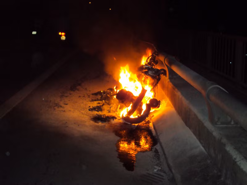 Chiếc xe đang cháy trên cầu. Chiếc xe đang cháy trên cầu