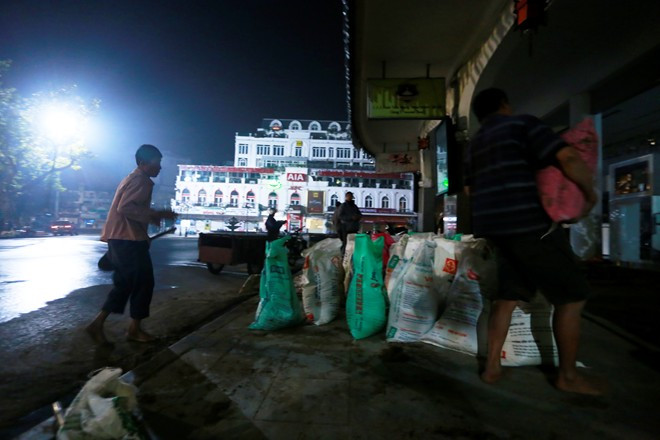 Những công nhân làm đường đến từ Thanh Hóa đang hoàn thành một công trình trên Bờ Hồ rạng sáng 21/11 