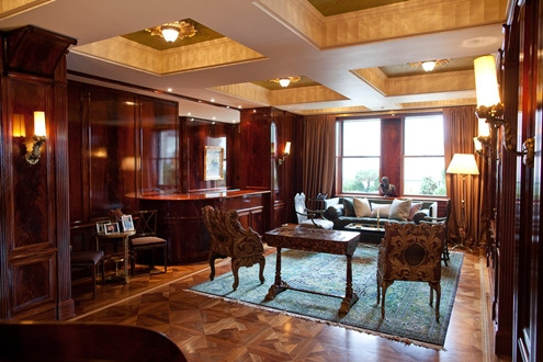 Bar trong thư viện làm từ gỗ gụ