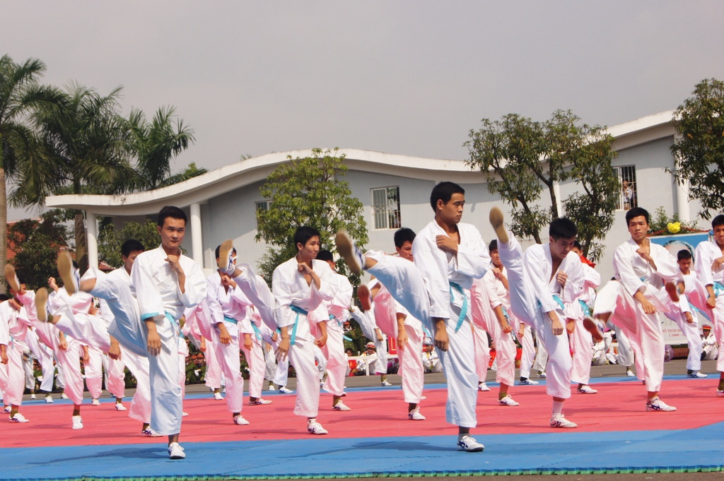 Học viên Học viện CSND biểu diễn bài võ tổng hợp