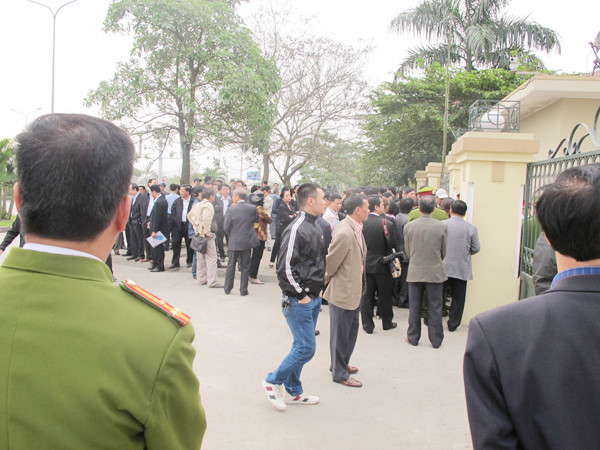 An ninh được thắt chặt trước trụ sở TAND Hải Phòng. Mọi người ra vào phiên tòa đều phải qua kiểm tra giấy tờ kỹ lưỡng Ảnh: Hoàng Long