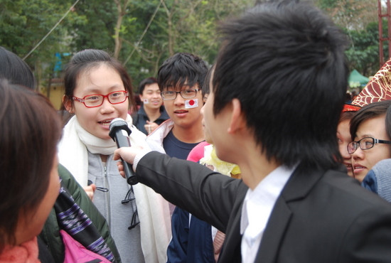 Gay cấn nhất là phần đấu giá, bạn sinh viên này đã trả giá 10 phiếu A, 15 phiếu B( tương đương với 10 món đồ tốt, 15 món trung bình) cho một con gấu bông và 50 số báo.