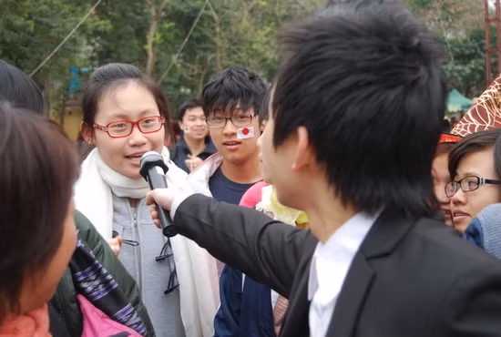 Gay cấn nhất là phần đấu giá, bạn sinh viên này đã trả giá 10 phiếu A, 15 phiếu B( tương đương với 10 món đồ tốt, 15 món trung bình) cho một con gấu bông và 50 số báo.