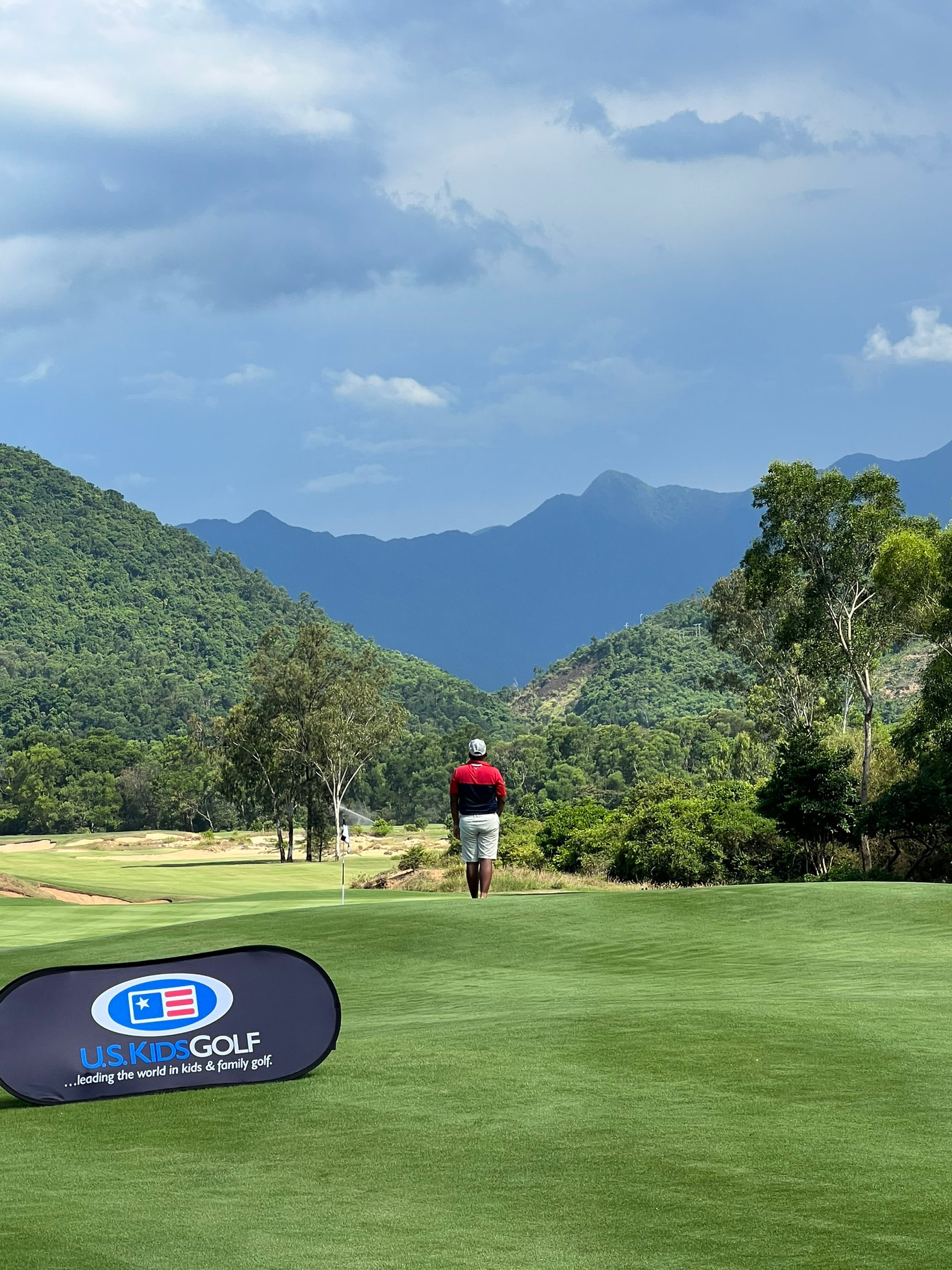 Bỏ lỡ cơ hội vô địch một cách đáng tiếc, Đức Sơn ra green 18 thẫn thờ, lúc ngồi lúc đứng.