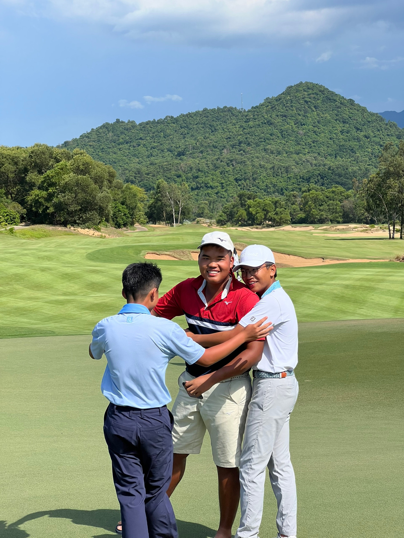 Sau Đăng Long, đến lượt nhà vô địch chặng 3 VGA Junior Tour Nguyễn Tuấn Anh cũng chạy ra ôm bạn. Cả ba golfer nhí đã nói những lời động viên, chia sẻ xúc động với nhau. Sau đó, Đức Sơn đã nở nụ cười tươi rạng rỡ.