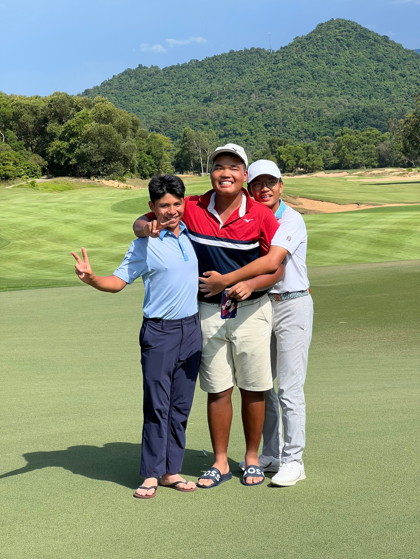 Một hình ảnh thật đẹp trên sân Laguna Golf Lăng Cô. Trong thể thao, thắng thua không phải là quan trọng nhất, mà trên hết đó là tinh thần thể thao cao thượng, là sự quan tâm, giúp đỡ, cảm thông và chia sẻ niềm vui chiến thắng hay nỗi buồn sau thất bại.